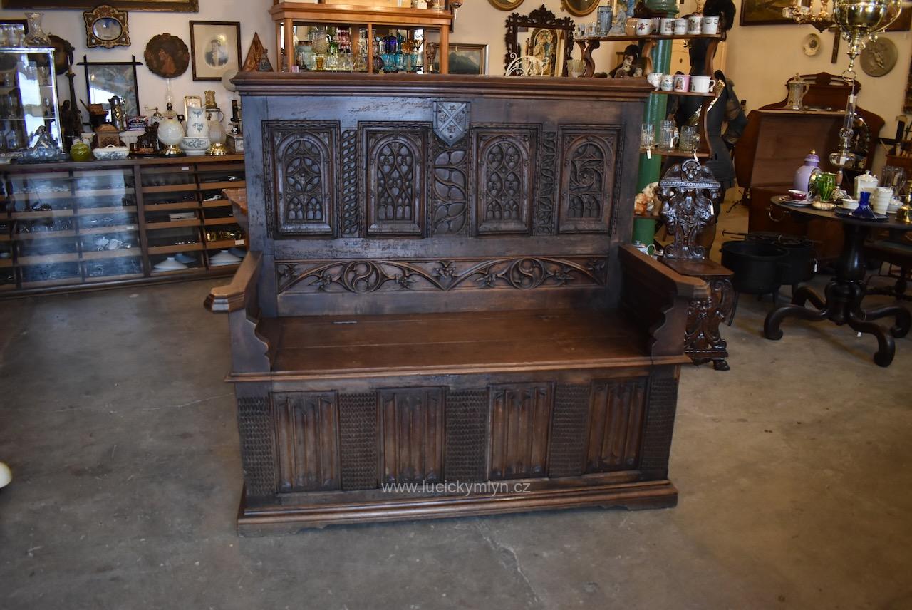 Větší a velmi hodnotná zámecká gotizující lavice Větší a velmi hodnotná zámecká gotizující lavice