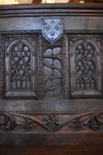 Větší a velmi hodnotná zámecká gotizující lavice