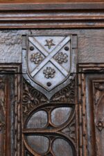 Větší a velmi hodnotná zámecká gotizující lavice