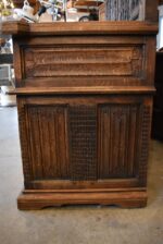 Větší a velmi hodnotná zámecká gotizující lavice