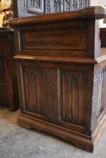 Větší a velmi hodnotná zámecká gotizující lavice