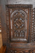 Větší a velmi hodnotná zámecká gotizující lavice