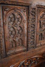 Větší a velmi hodnotná zámecká gotizující lavice