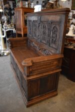 Větší a velmi hodnotná zámecká gotizující lavice