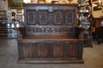 Větší a velmi hodnotná zámecká gotizující lavice