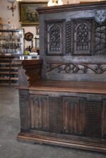 Větší a velmi hodnotná zámecká gotizující lavice