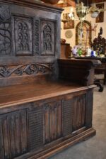 Větší a velmi hodnotná zámecká gotizující lavice