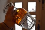 Luxusní starožitná váza z čirého skla oživená ambrově zbarveným pásem