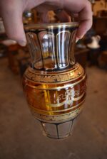 Luxusní starožitná váza z čirého skla oživená ambrově zbarveným pásem