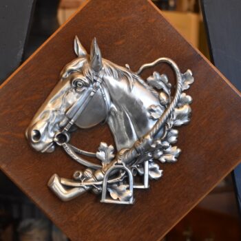 Starožitná postříbřená reliéfní plaketa s koněm a jezdeckými symboly, značená HB Heimann & Baier