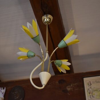 Osobitý designový retro lustr se čtyřmi rameny a pestrými lamelovými květy v bruselském stylu.