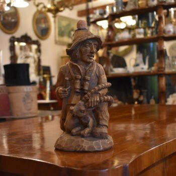 Starožitná ručně řezaná dřevěná soška alpského lovce s kozorohem a ukrytou lahví