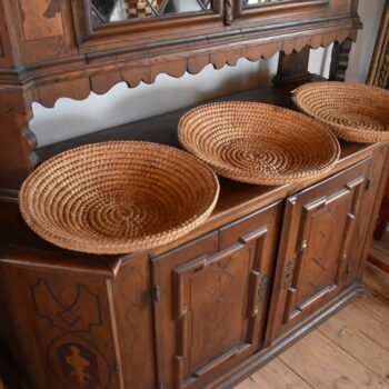 Sada tří historických slaměných ošatek na chleba z přírodního materiálu