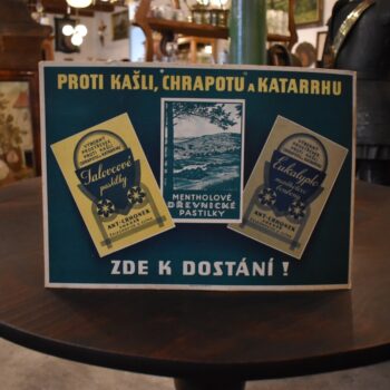 Prvorepubliková tištěná reklamní cedule z kolorovaného kartonu na pastilky a bonbóny od cukráře Ant. Crhonka ze Želechovic.
