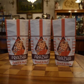 Sada tří originálních papírových sáčků na žitnou kávu Pražka s dívčím motivem