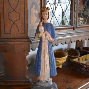 Starožitná polychromovaná dřevěná soška Madony s Ježíškem na stupňovitém podstavci