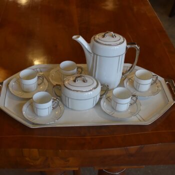 Starožitná art deco kávová souprava Dalovice Epiag pro pět osob na širokém tácu se stříbrnými detaily.