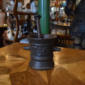 Velký archaický litinový hmoždíř s paličkou a reliéfní datací ANNO 1750