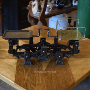 Starožitné litinové váhy na 2 kg s úředním cejchem z roku 1882.