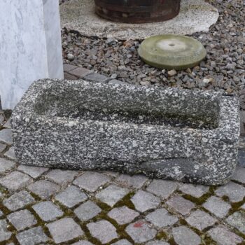 Starožitné ručně sekané žulové koryto délky 73 cm.