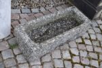 Starożytna, ręcznie rzeźbiona kamienna koryto granitowa o długości 73 cm.