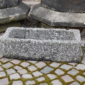 Starožitné ručně sekané žulové korýtko délky 76 cm.