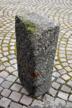 Starožitné ručně sekané žulové korýtko délky 76 cm.