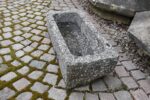 Starožitné ručně sekané žulové korýtko délky 76 cm.