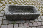 Starožitné ručně sekané žulové korýtko délky 76 cm.