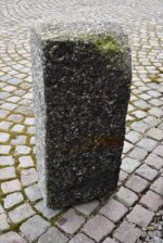 Starožitné ručně sekané žulové korýtko délky 76 cm.