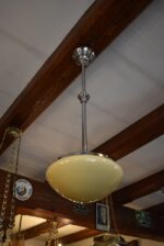Starožitný lustr ART-DECO z chromované mosazi s medově žlutým vypouklým stínidlem.
