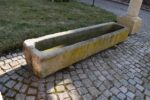 Starožitné ručně sekané pískovcové koryto délky 219 cm