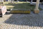 Starožitné ručně sekané pískovcové koryto délky 219 cm
