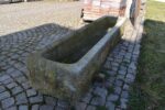 Starožitné ručně sekané pískovcové koryto délky 219 cm