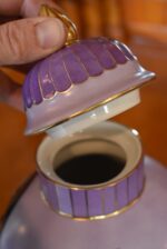 Porcelánová art-decová váza Fraureuth s víčkem a zlatým medailonem s malovaným dudkem