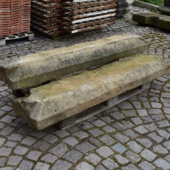 Pár starožitných ručně sekaných pískovcových parapetů z 1. poloviny 19. století.
