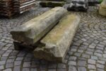Pár starožitných ručně sekaných pískovcových parapetů z 1. poloviny 19. století.