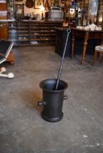 Mohutný starožitný litinový hmoždíř 42 kg s kovanou paličkou z období kolem roku 1800.