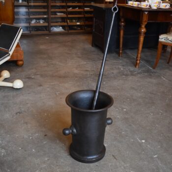 Mohutný starožitný litinový hmoždíř 42 kg s kovanou paličkou z období kolem roku 1800.