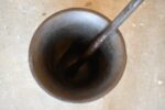 Mohutný starožitný litinový hmoždíř 42 kg s kovanou paličkou z období kolem roku 1800.