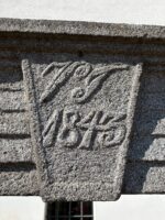 Veliký mohutný a okázale majestátní, neorenesanční kamenný portál s datací 1843 a monogramem na tzv. klenáku