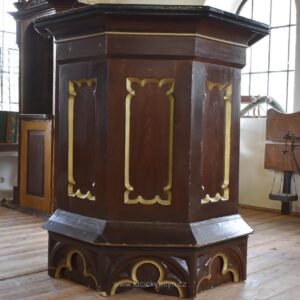 Starožitná smrková kazatelna z venkovského kostela v neogotickém stylu