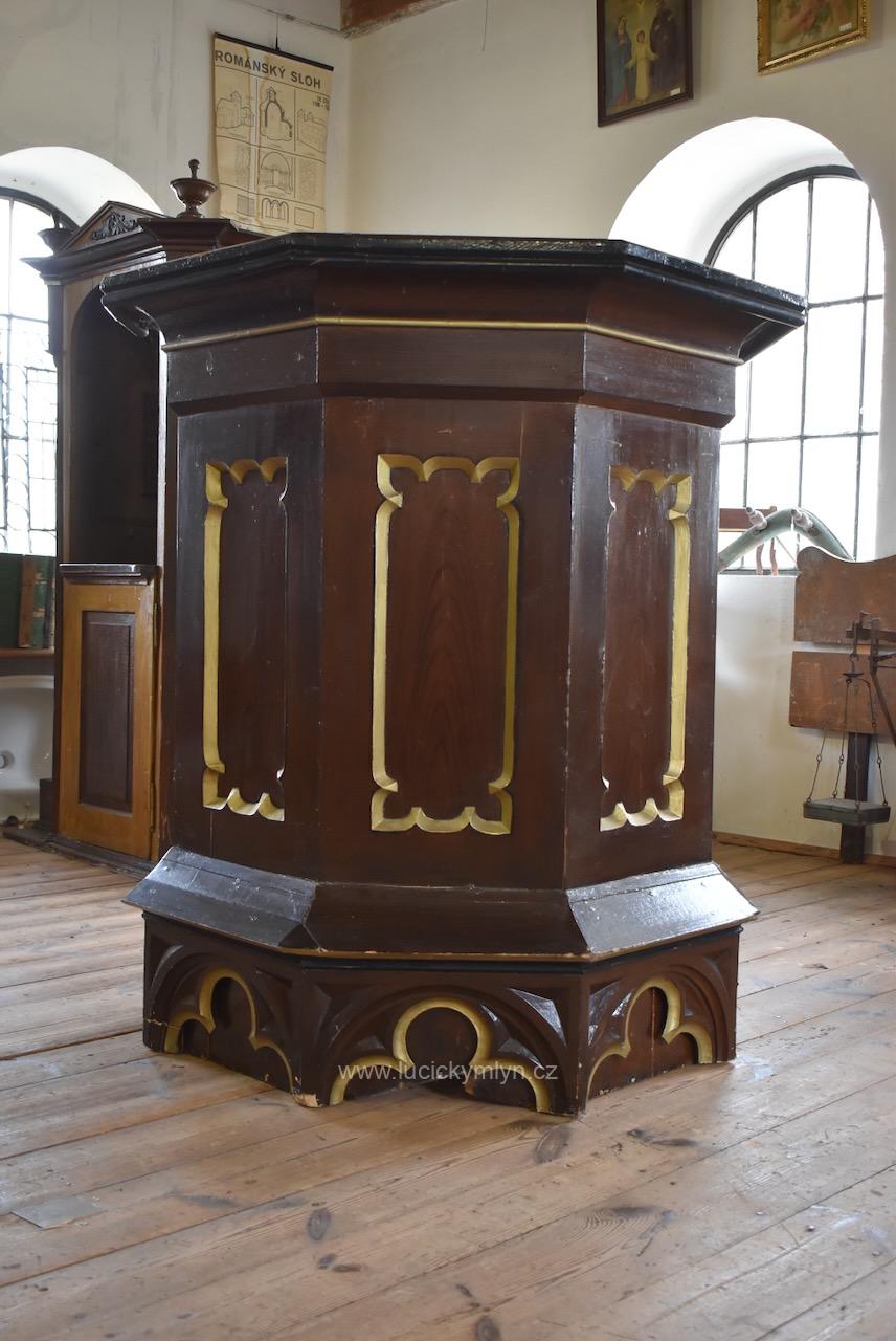 Starožitná kazatelna z dnes již neznámého venkovského kostela vyrobená v neogotickém stylu ze smrkového dřeva v 19. stol. Starožitná smrková kazatelna z venkovského kostela v neogotickém stylu