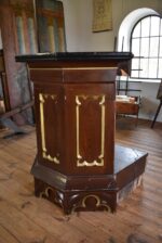 Starožitná smrková kazatelna z venkovského kostela v neogotickém stylu