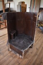 Starožitná smrková kazatelna z venkovského kostela v neogotickém stylu