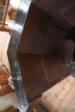 Starožitná smrková kazatelna z venkovského kostela v neogotickém stylu