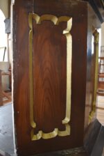 Starožitná smrková kazatelna z venkovského kostela v neogotickém stylu