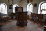 Starožitná smrková kazatelna z venkovského kostela v neogotickém stylu