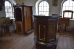 Starožitná smrková kazatelna z venkovského kostela v neogotickém stylu