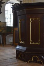 Starožitná smrková kazatelna z venkovského kostela v neogotickém stylu